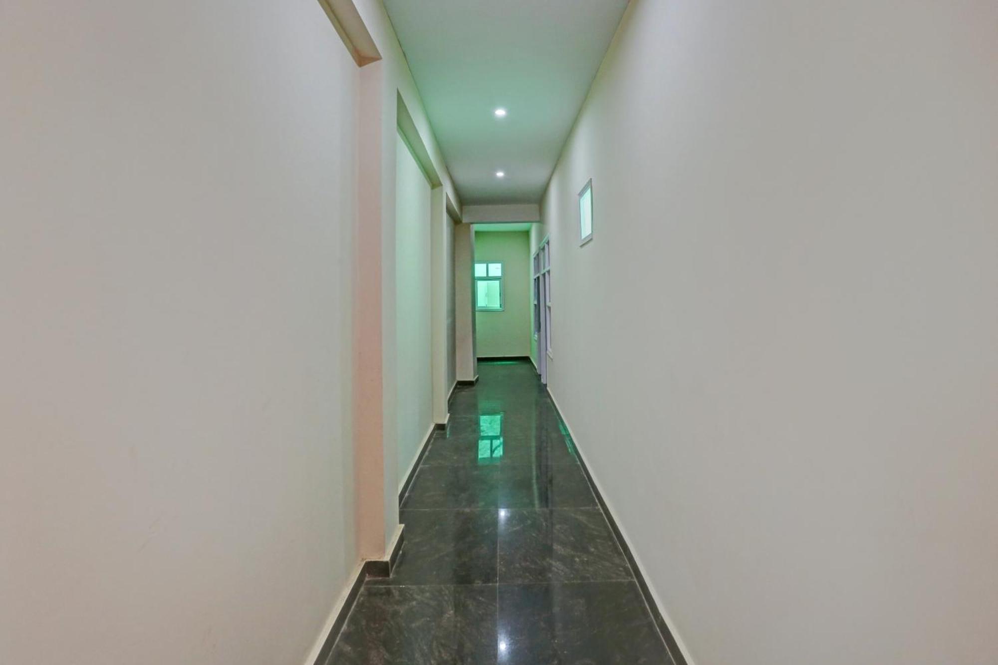 Hotel O Arya Residency Гургаон Экстерьер фото